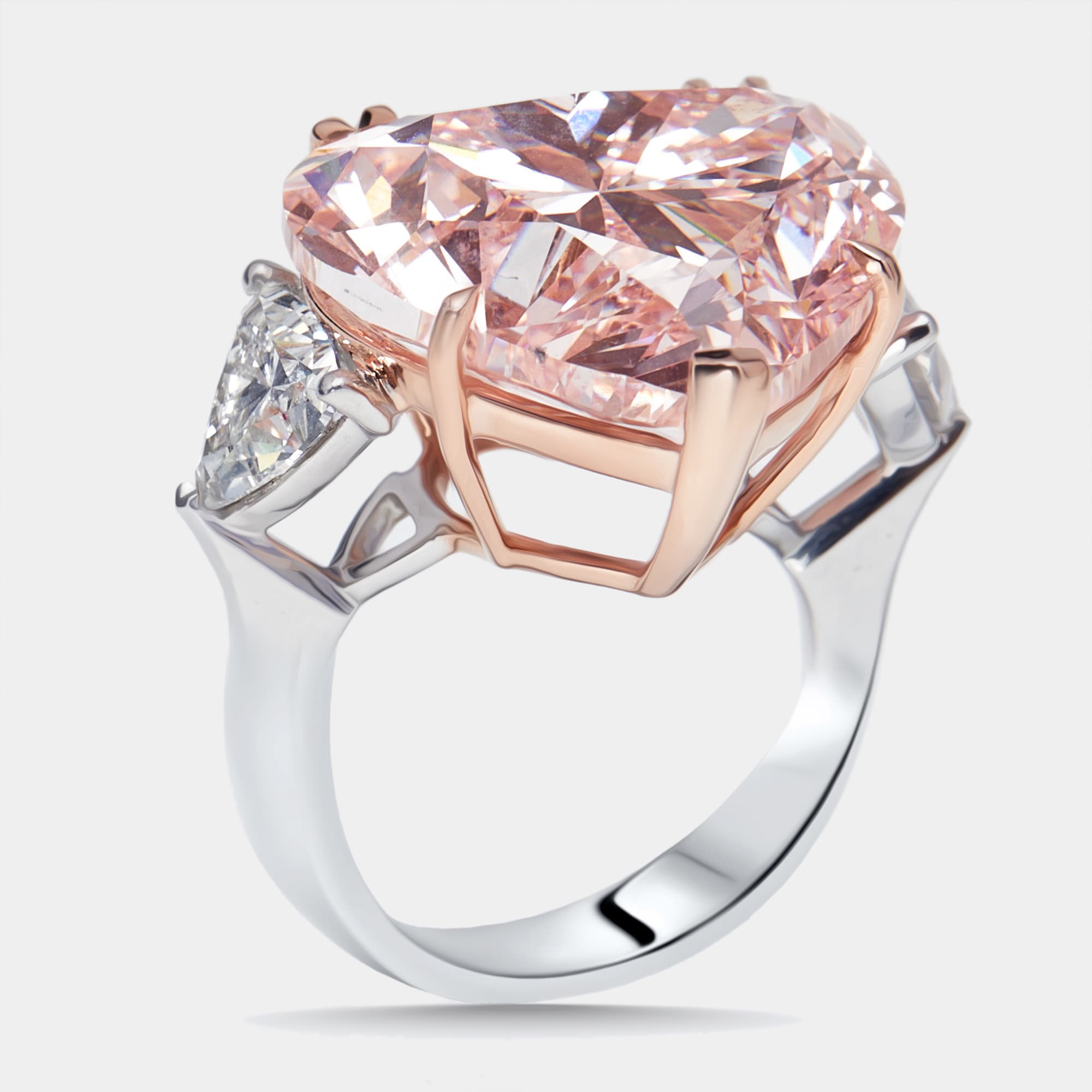 خاتم من الألماس الصناعي باللونين الوردي والثريليون بوزن 24.95 قيراط من الذهب عيار 18